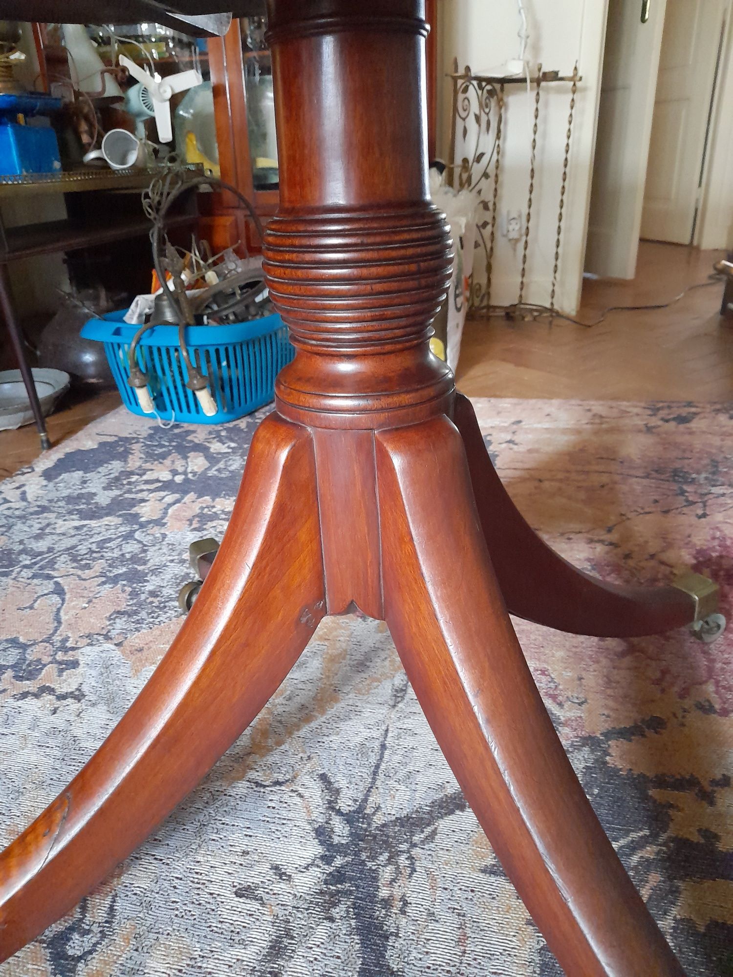 Mesa de jantar em mogno
