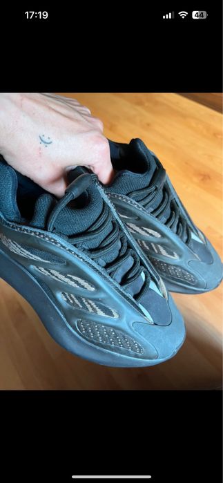 Adodas yeezy 700 v3 dark 37