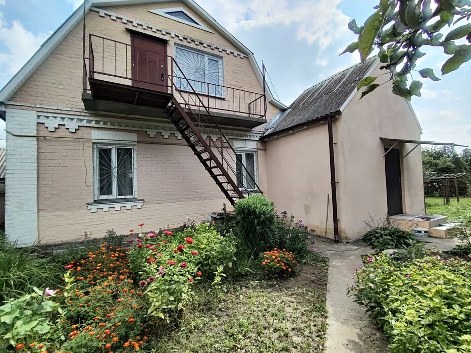 Продається 1/2 будинку,виведена в окреме домоволодіння,в с.Плесецьке