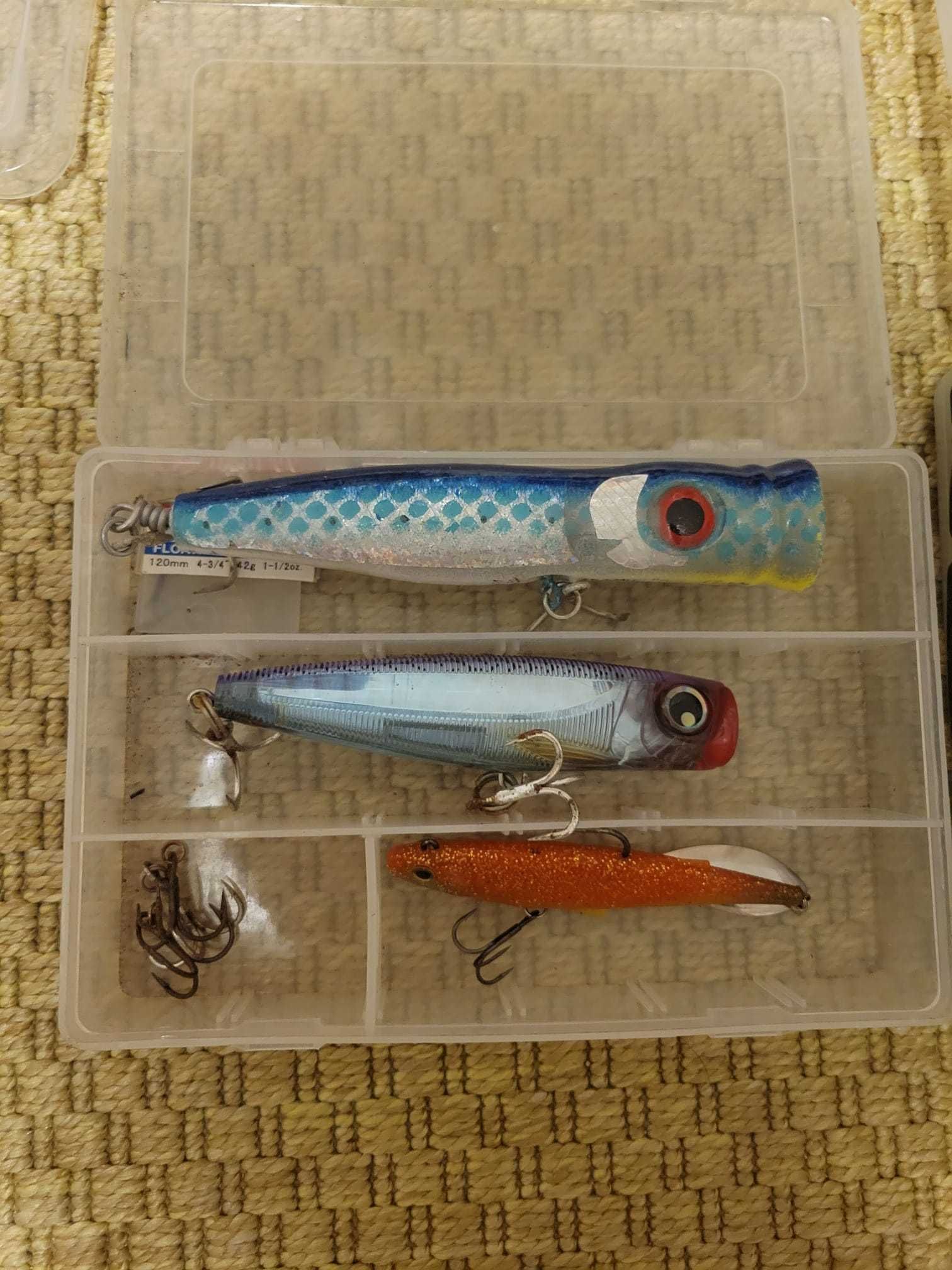 Caixa com iscas de pesca