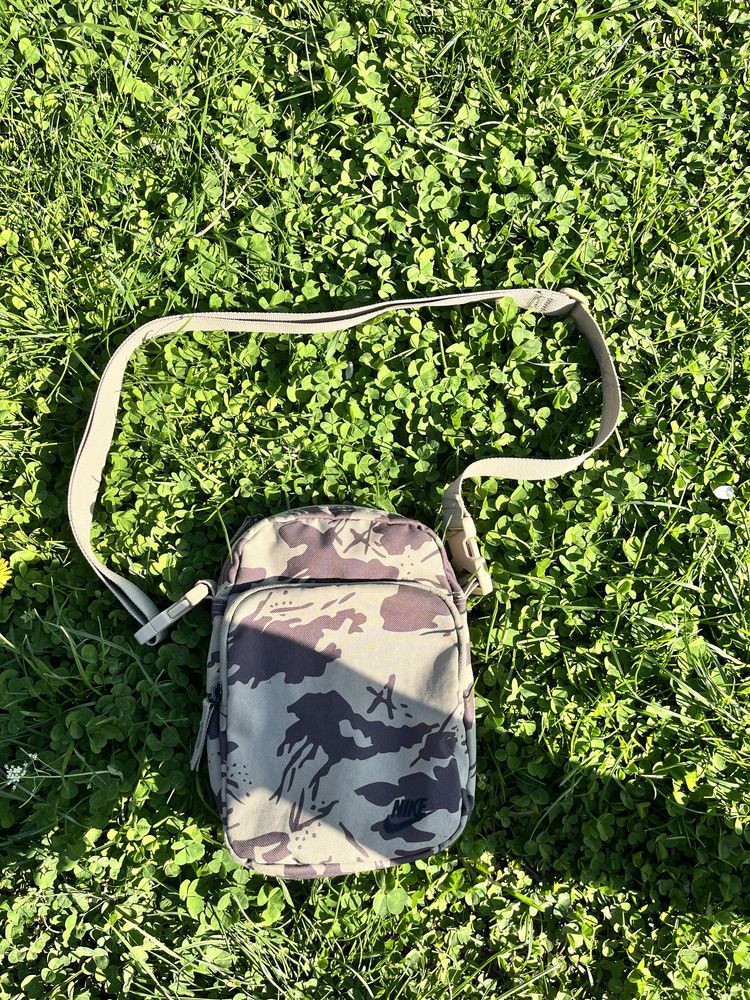 Сумка через плече Nike Heritage Crossbody Camo