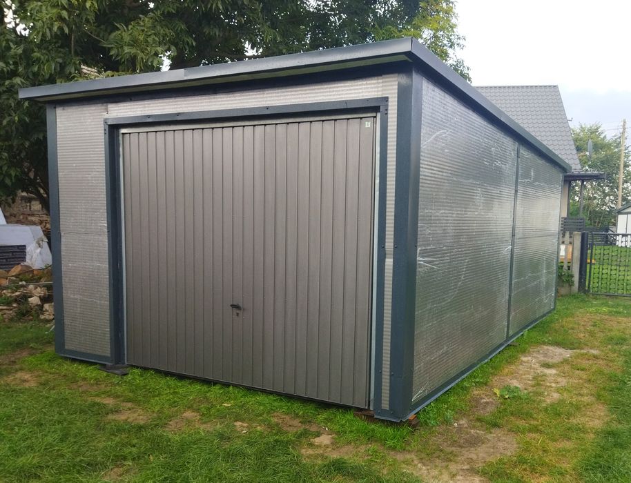 Garaż z płyt warstwowych 5,5x3,5m.