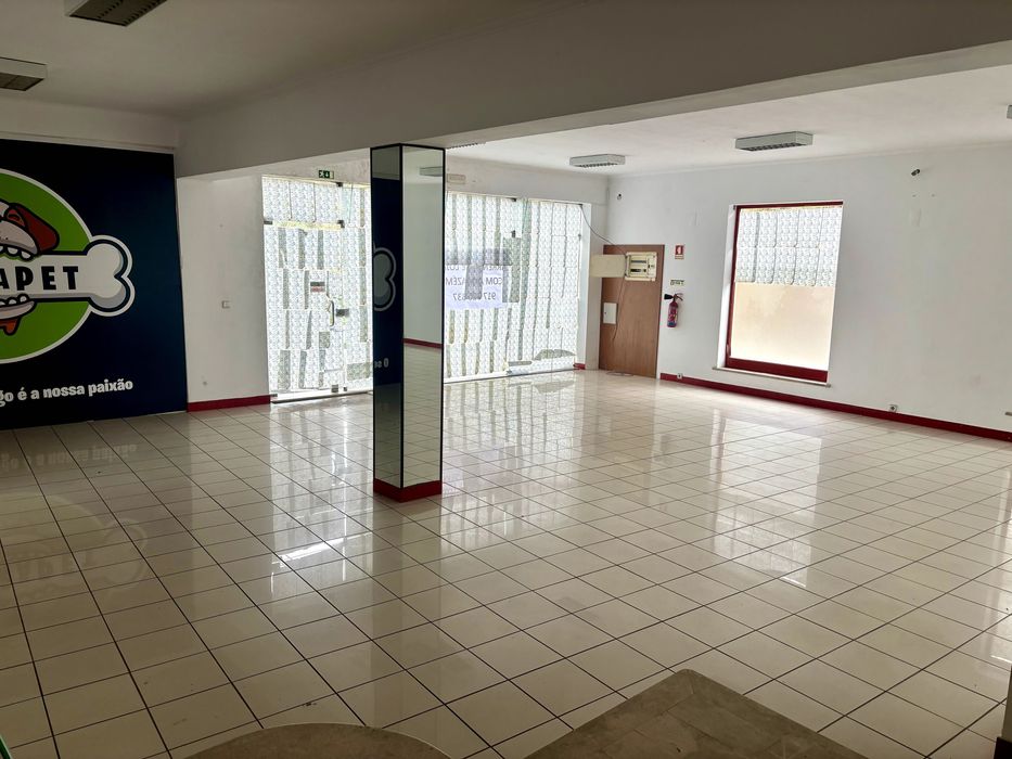 Arrenda-se Loja com Armazém