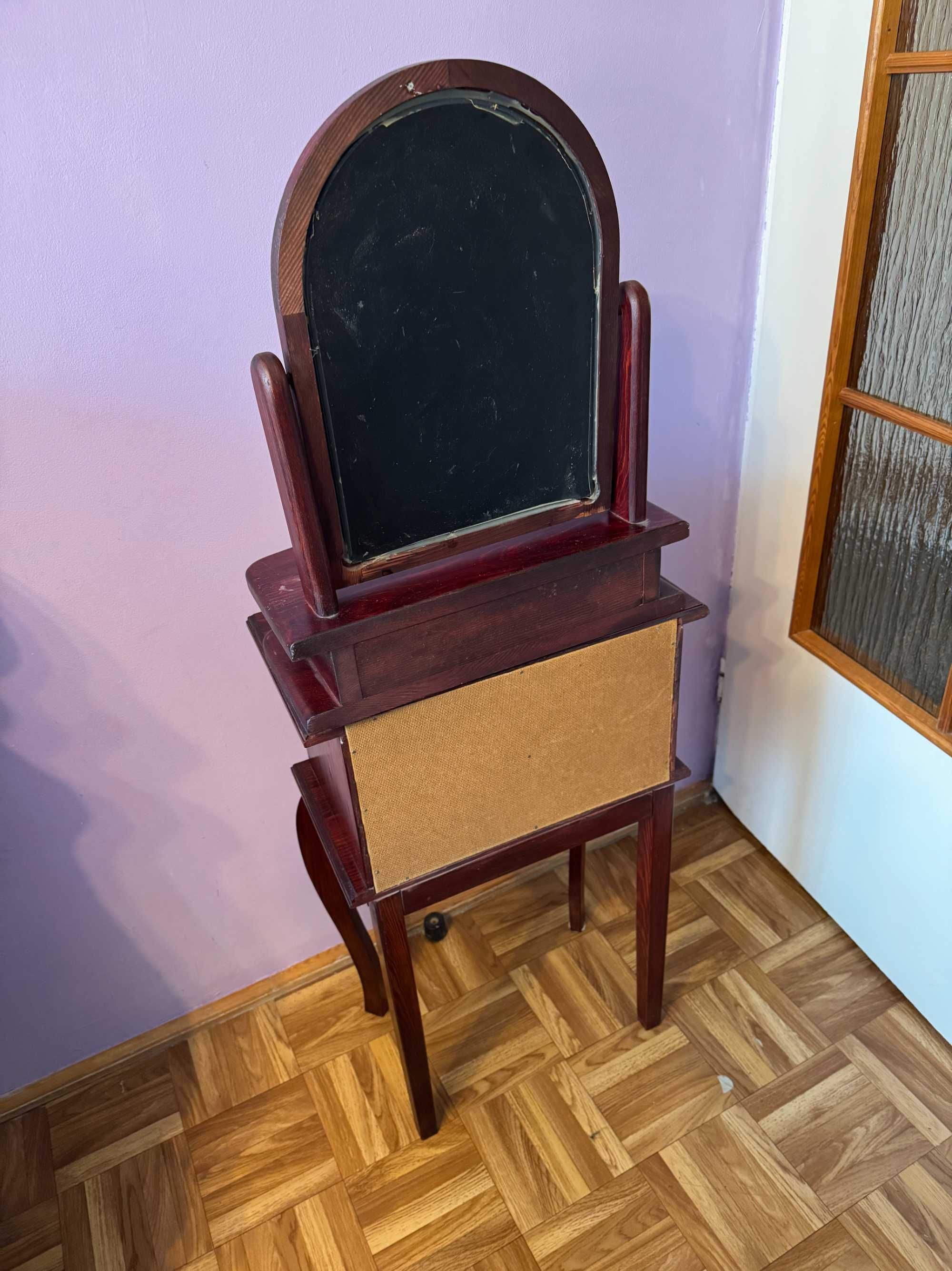 Urokliwa toaletka w stylu vintage z ruchomym lustrem