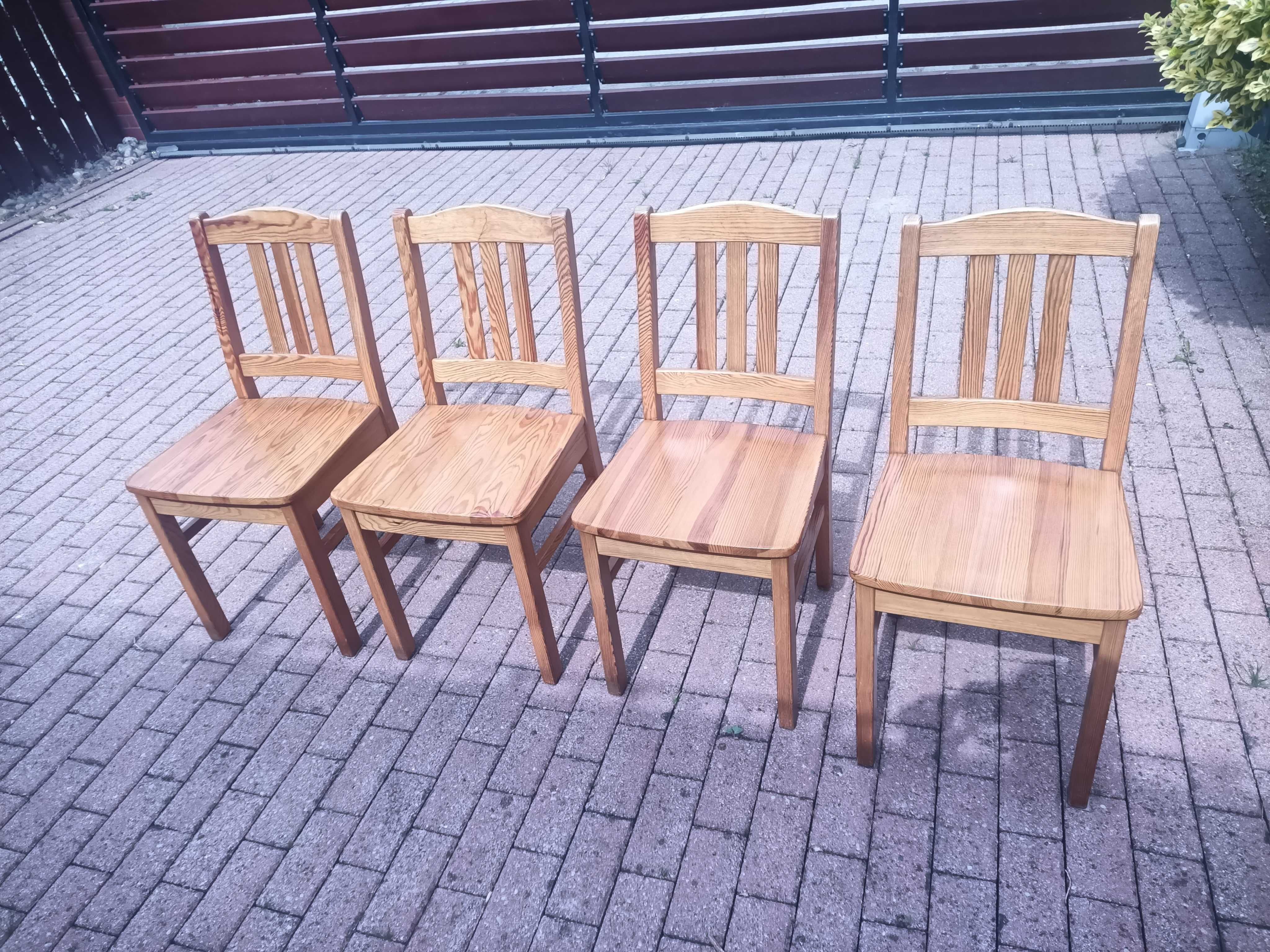 Stół i krzesła z drewna sosnowego lakierowane