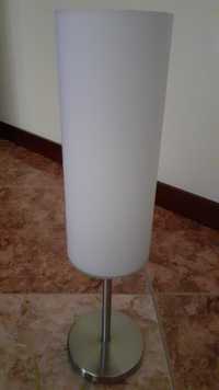 Candeeiro de mesa com base em inox