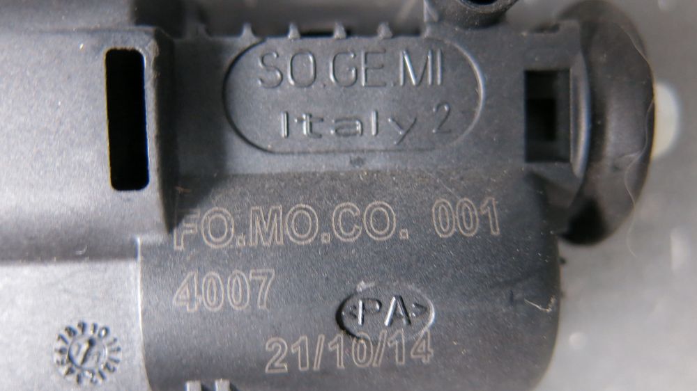 Ford Mondeo MK5 siłownik klapki wlewu paliwa