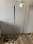Lampa stojąca z białym kloszem