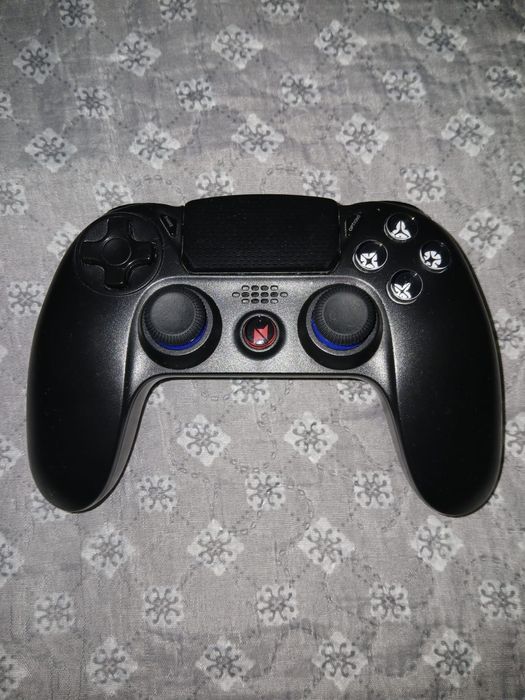 Vendo lote de 2 PS4 + comando + phones + jogos