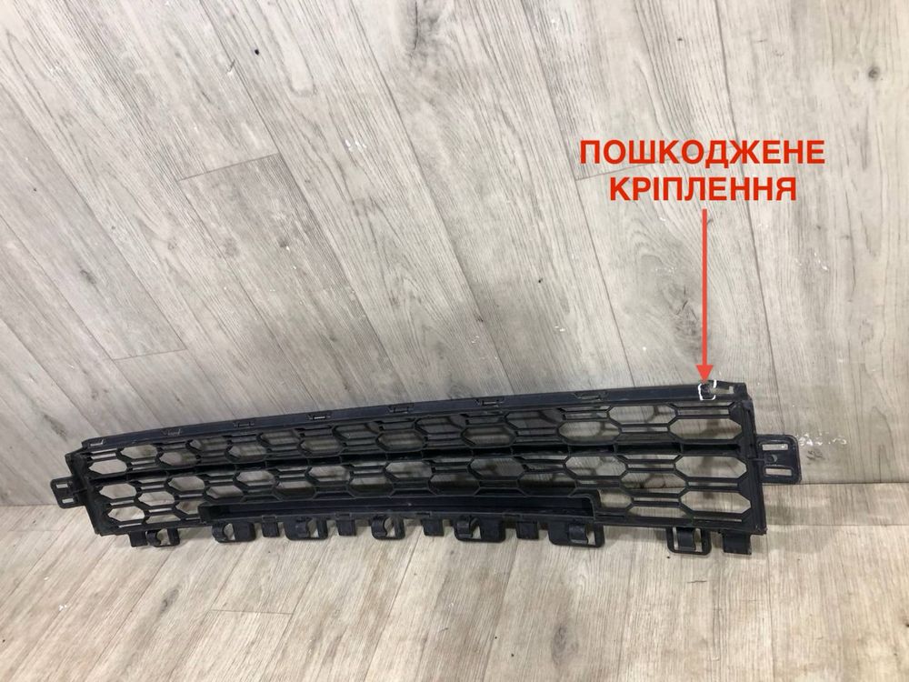Бампер передний Решетка средняя Skoda Ocravia 4 2020-2024 г. Решітка