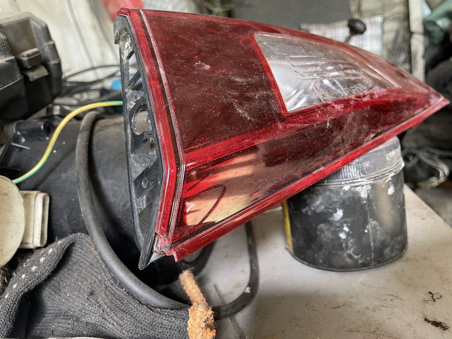 Задний фонарь правый внутренний mazda 3 ресиайлинг bm bn 2013-2018