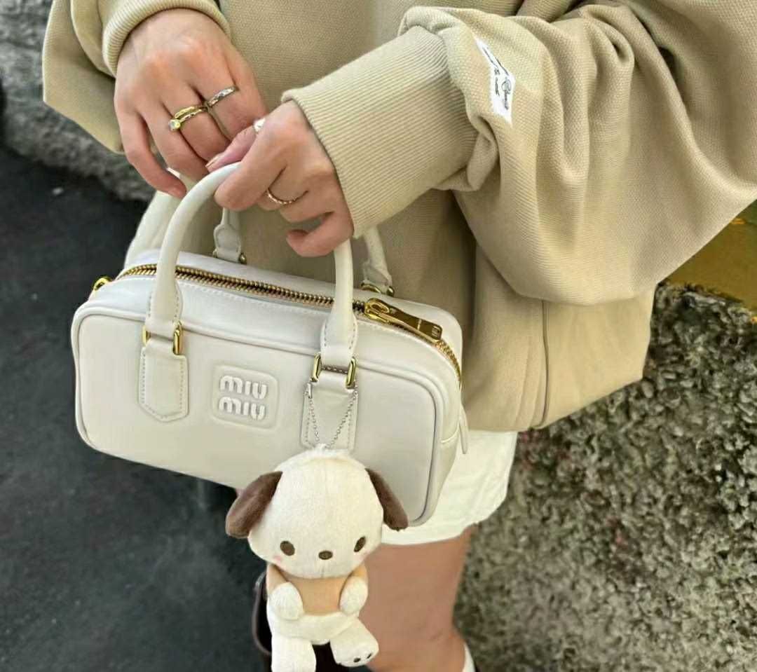 MiuMiu Biała Torebka Wieczorowa Z Kryształkami Lux Klasyk