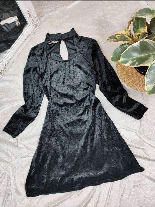 Платье велюровое с чокером