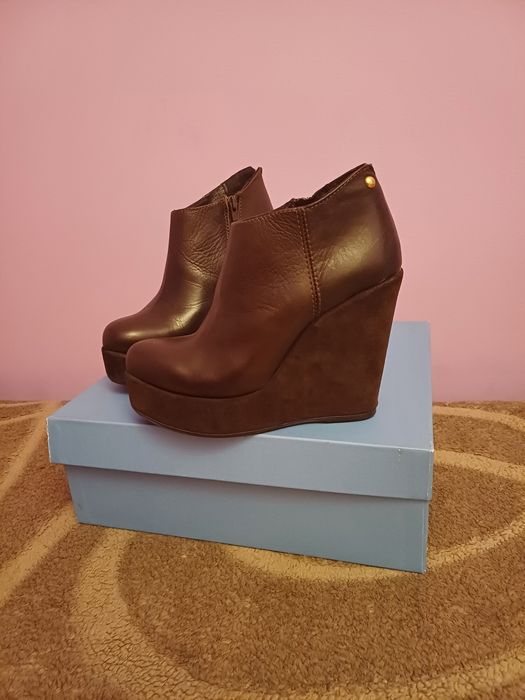 Botki Venezia 37, na koturnie, skóra