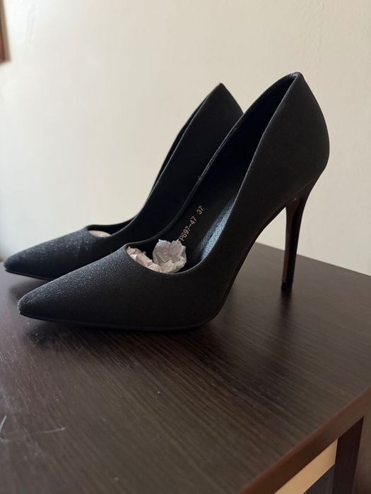 Нові класичні туфельки на шпильці. З мерехтінням