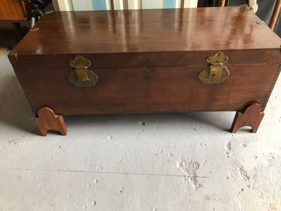 Arca Vintage, com detalhes em metal e pés separados.