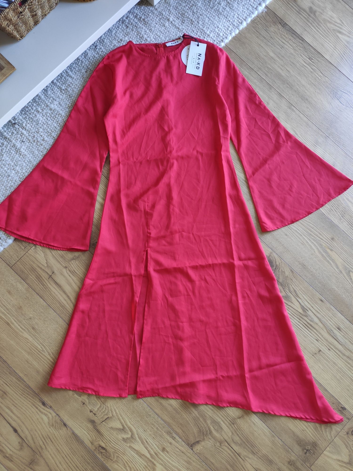 Rozmiar XS asymetryczna sukienka midi czerwona, rozporek, szerokie ręk