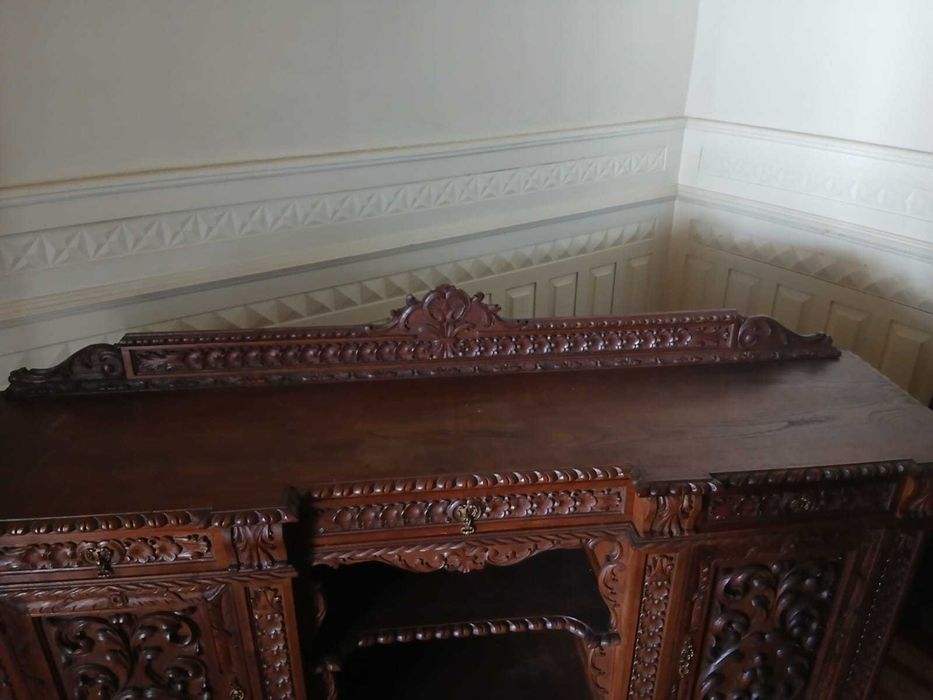 Aparador antigo com 100 anos como novo