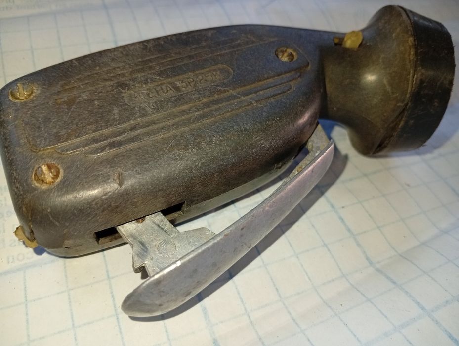 Ліхтар, робоче динамо. Ліхтар динамічний. Фонарь динамо.