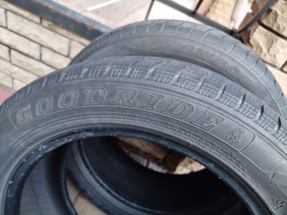 Продам зимову резину 215/55/17 Б/В