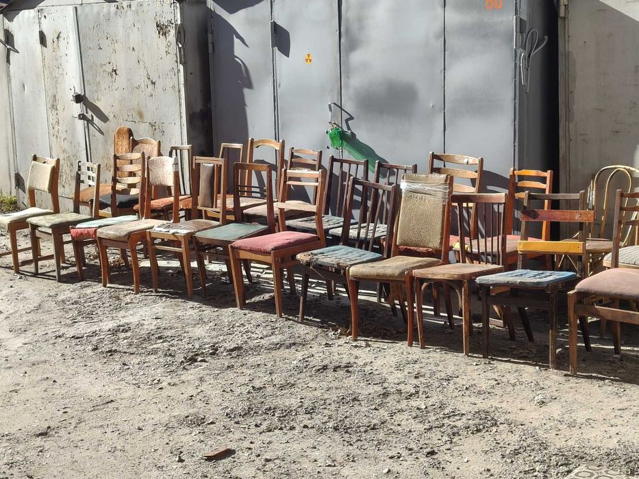 Старые простые стулья на деревянном каркасе