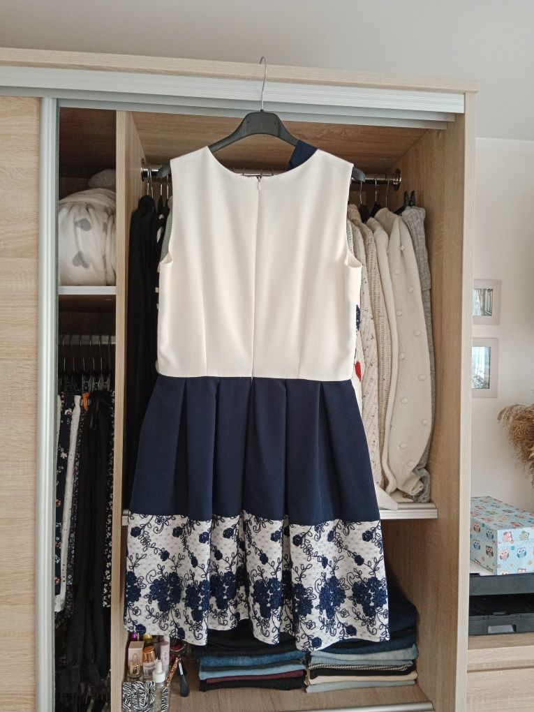 Elegancka biała rozkloszowana sukienka z koronką i wiązaniem w pasie m