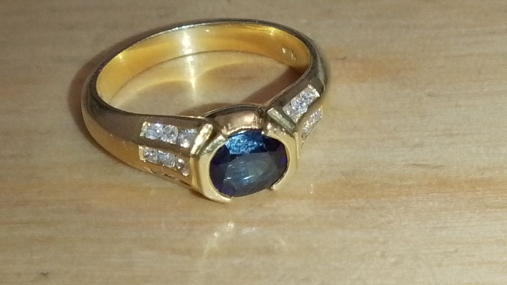 Złoty pierścionek z szafirem i diamentami