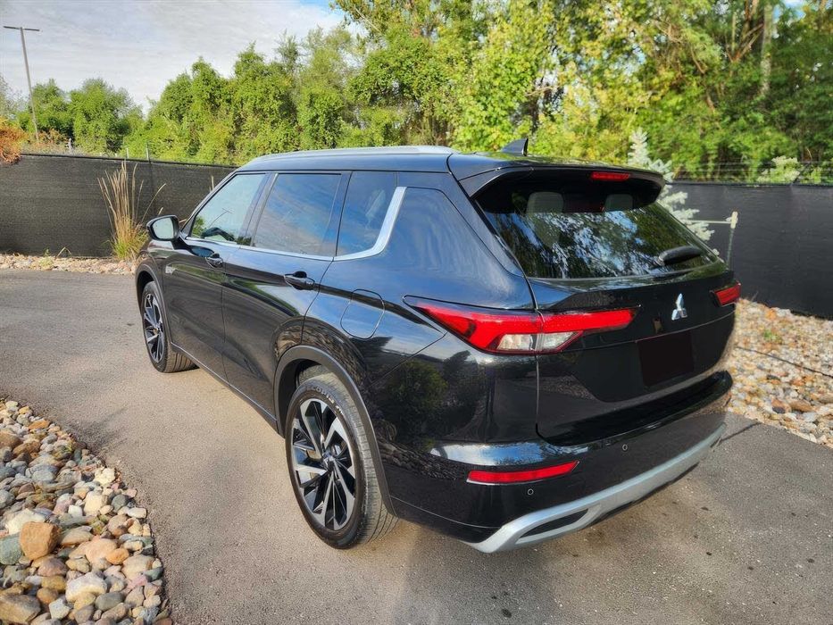 Mitsubishi Outlander      2024