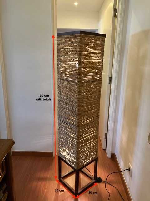 Candeeiro de chão em bom estado e