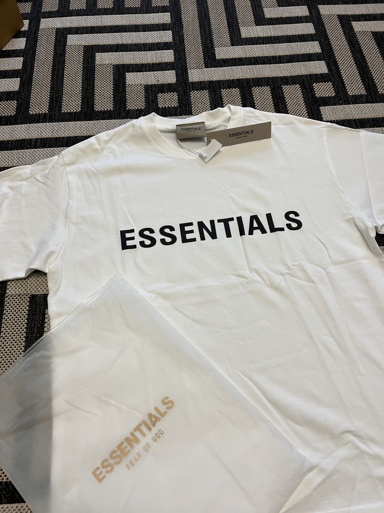 Футболка від essentials