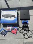 PlayStation 4 Slim 1TB + 2 pady + 3 gry