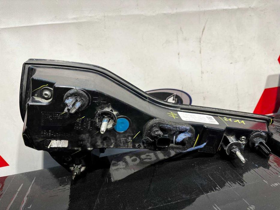 ліхтар в кришку багажника правий Ford Mustang Mach-E