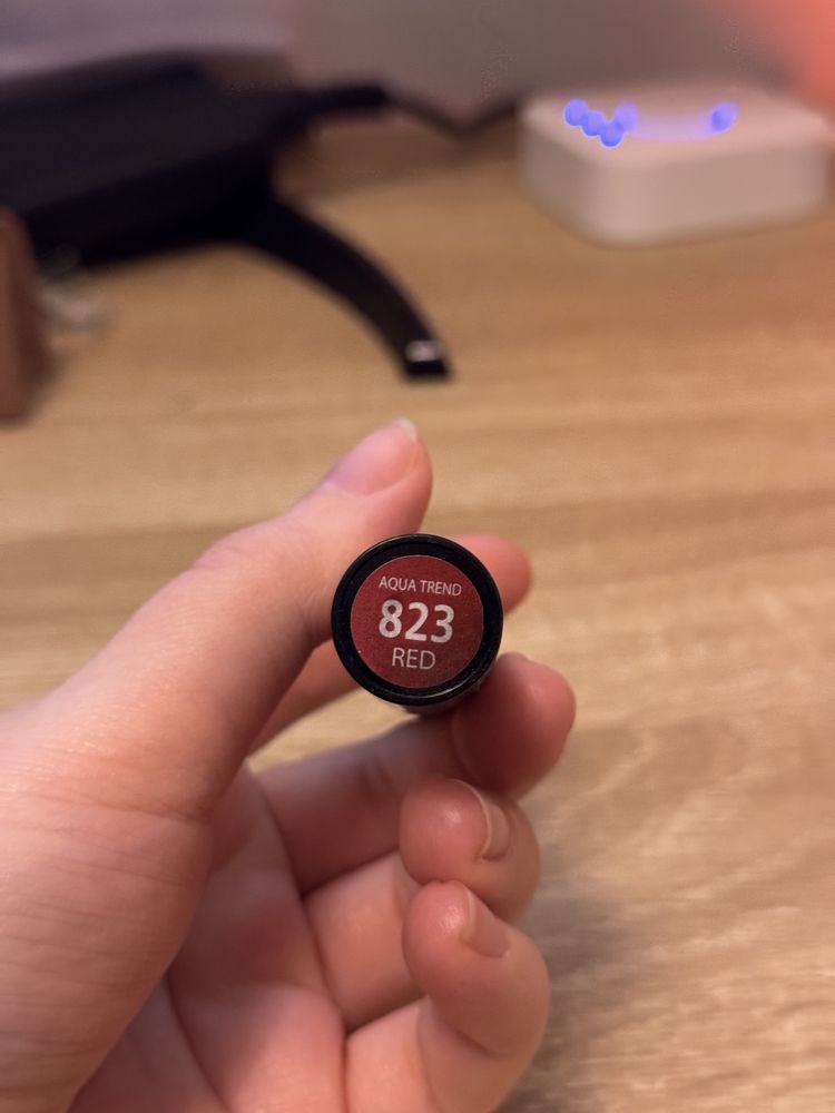Eveline Czerwona Pomadka nawilżająca Aqua Trend Collection 823 RED