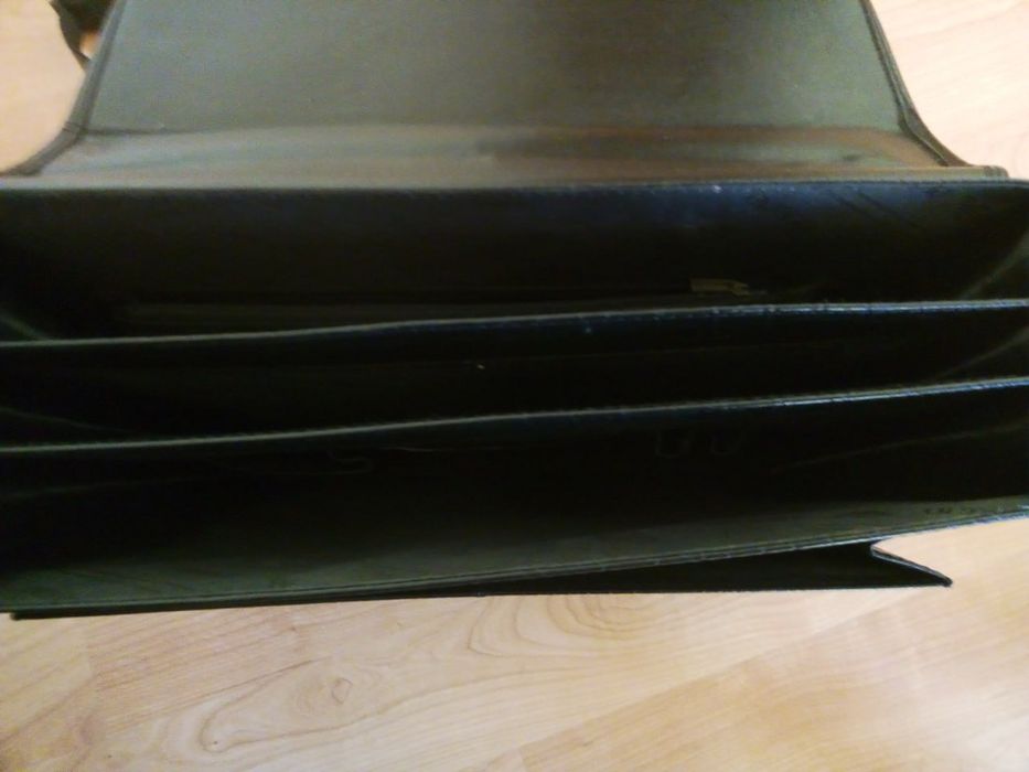 Продам кожаный портфель.