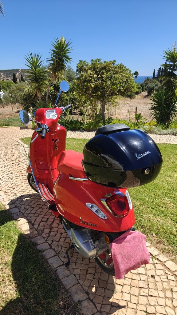 Vespa Primavera Red 125