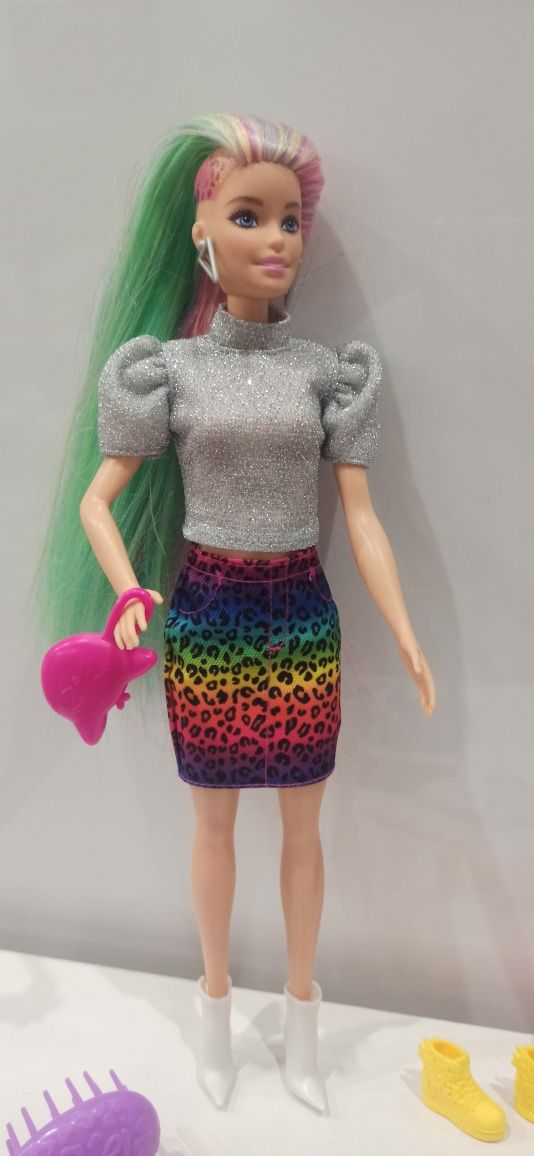 Lalka Barbie tęczowe włosy