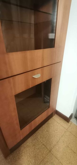 Móvel louceiro para sala cerejeira e vidro