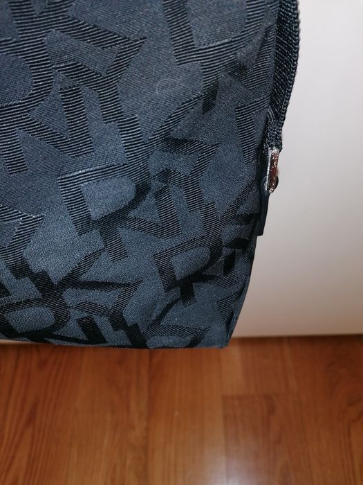 Linda mala DKNY preta