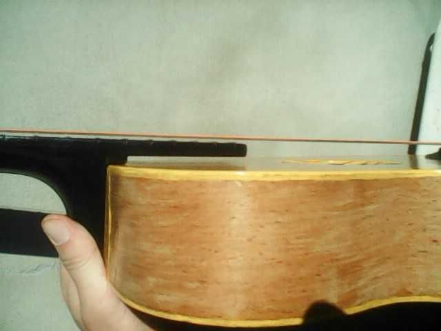 Гітара 6 - струнна. Налаштована майстром. Акорди беруться легко.