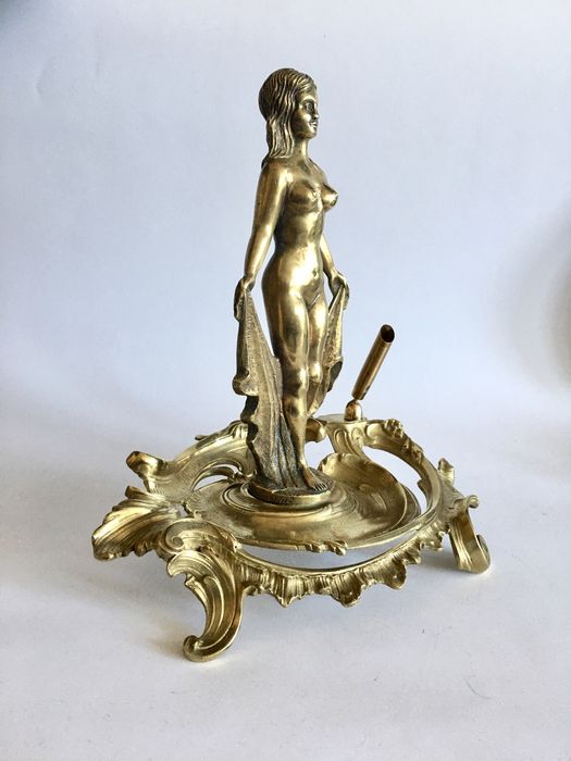 Podstawa pod pióro ze złotą skuwką i kobietą. J. Serkowski w Warszawie