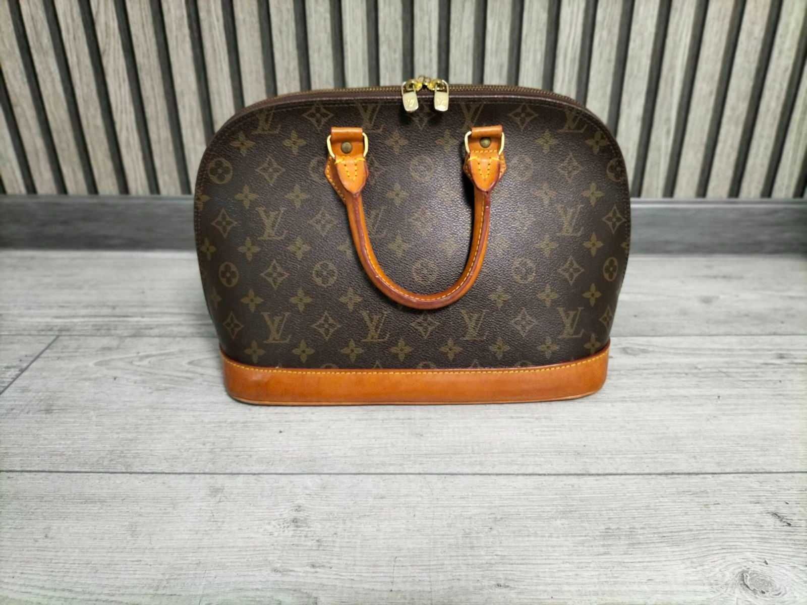 Шкіряна сумка Louis Vuitton.