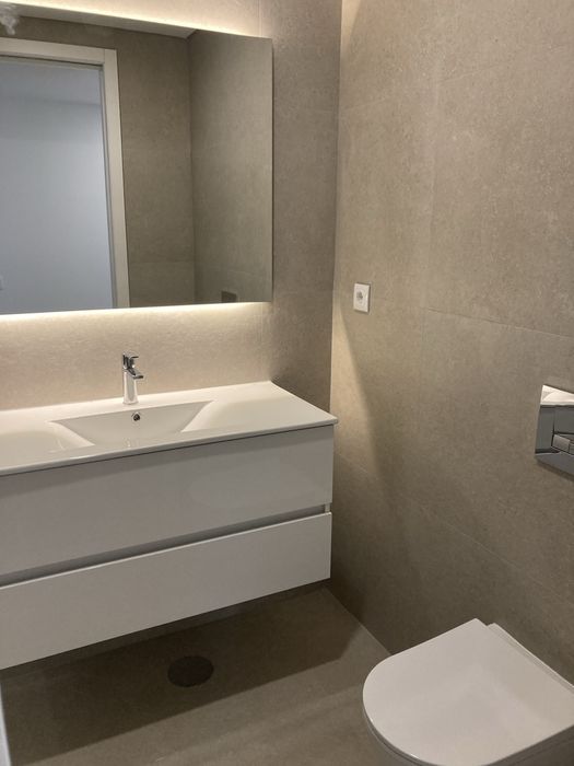 Móvel de casa de banho suspenso com lavatório e torneira — novo