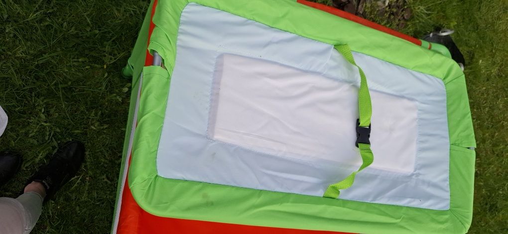 Łóżeczko turystyczne dwupoziomowe z przewijakiem