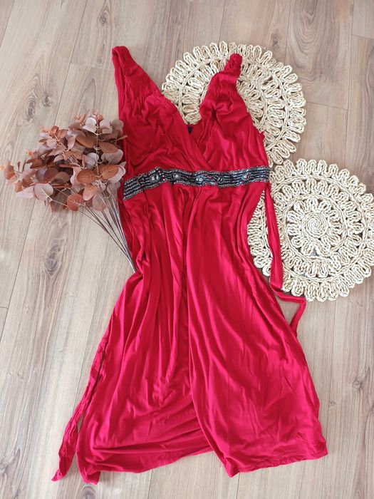 czerwona plażowa sukienka z cekinowym paskiem na ramiaczkach dekoltemV