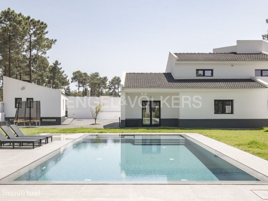 T5 + 1 totalmente remodelada inserida em terreno de 1.474m² na Verd...