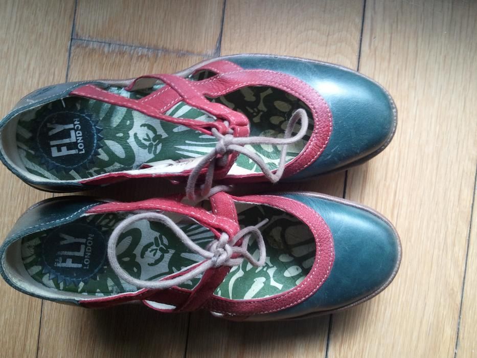 Sapatos Fly verdes e vermelhos