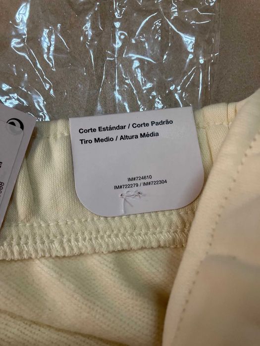 Waniliowe spodnie dresowe Nike roz.M