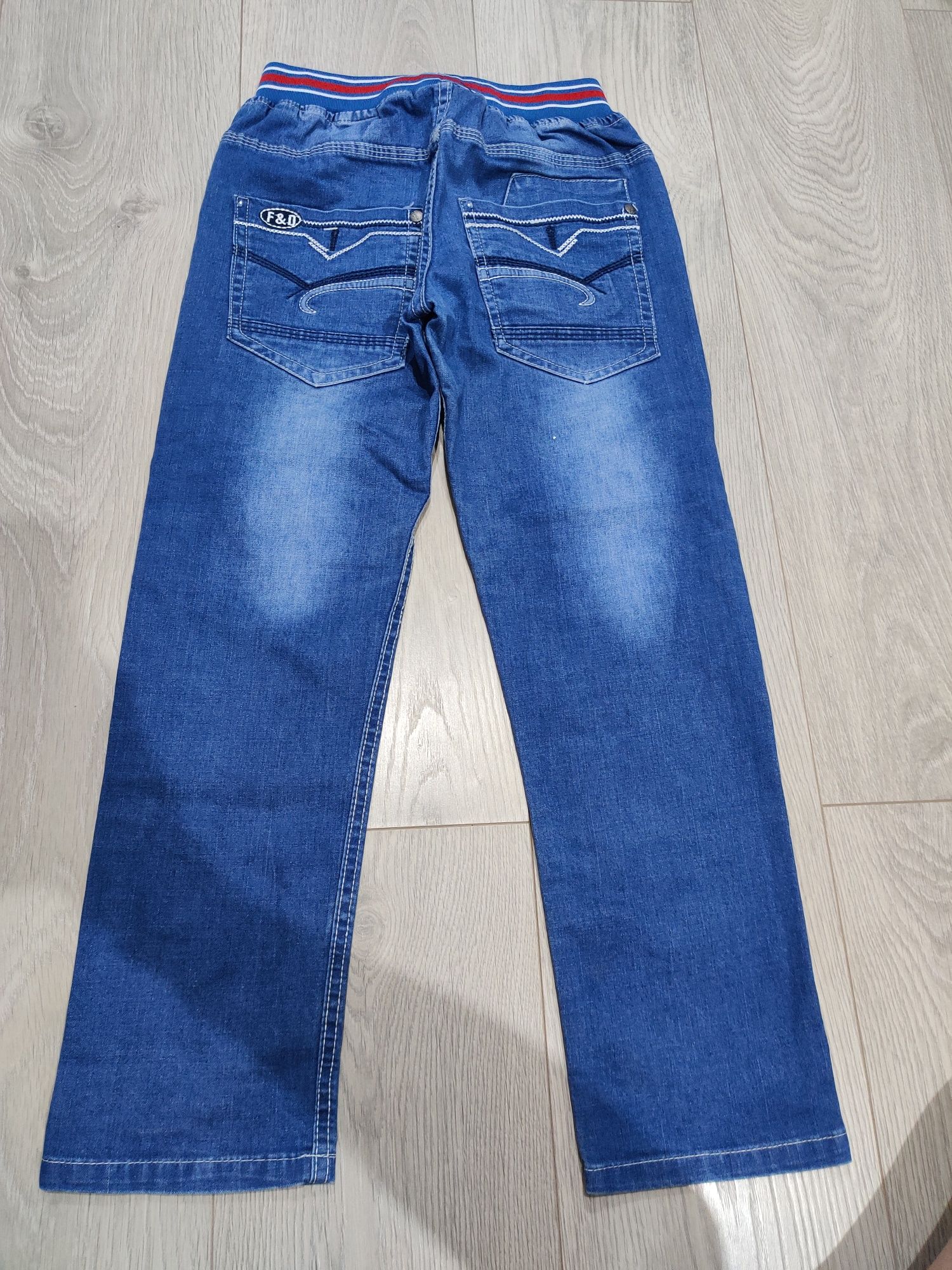 Jeansy w rozmiarze 134 cm