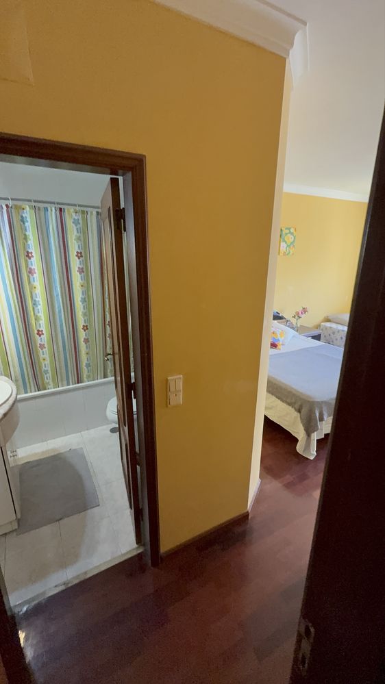 QUARTO com casa de banho privativa 2 camas em Massamá