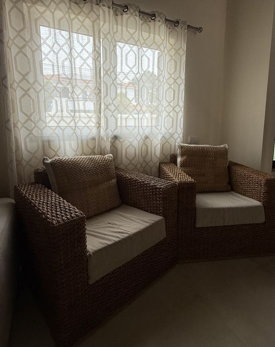 Cadeirões de vime trançado